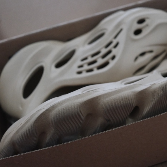 adidas Yeezy Foam RNNR Sulfur - Picture 2 of 3